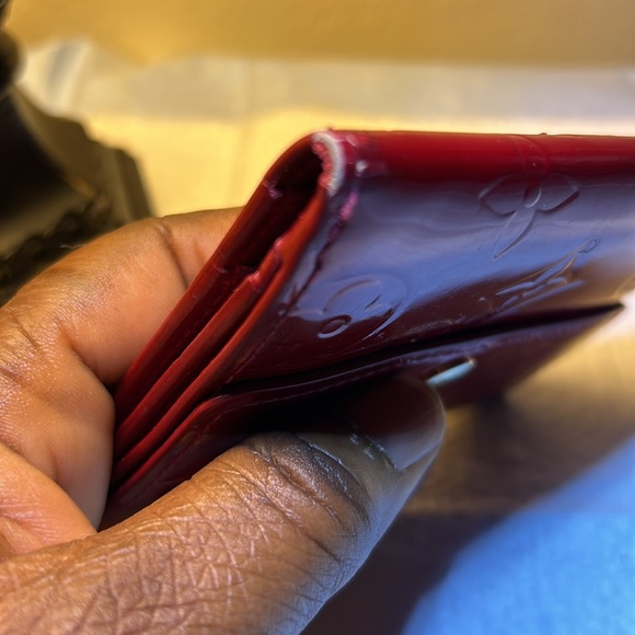 Louis Vuitton
Louis Vuitton Red Monogram Vernis Ludlow Wallet - Picture 4 of 10